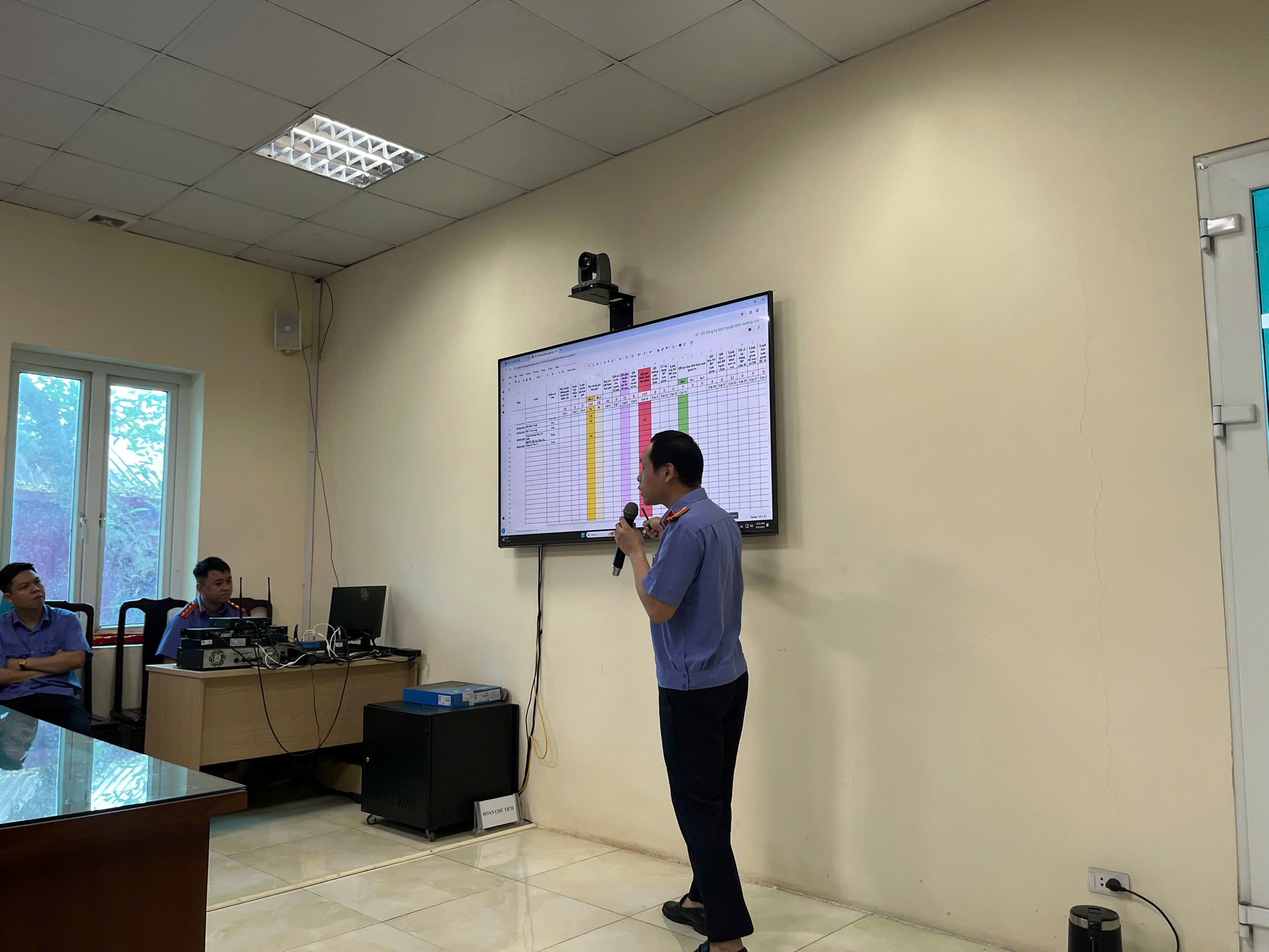 Đồng chí Nguyễn Tiến Long - Đại diện Tổ CNTT và chuyển đổi số Viện KSND Khu vực 10 chia sẻ ứng dụng phần mềm dùng chung Đồng chí Nguyễn Tiến Long - Đại diện Tổ CNTT và chuyển đổi số Viện KSND Khu vực 10 chia sẻ ứng dụng phần mềm dùng chung